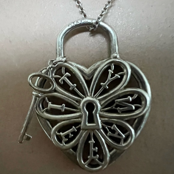 🔴Authentic TIFFANY & CO Retired Vintage Filigree heart & Key Pendent Necklace🔴 - Picture 11 of 11